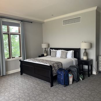 Skytop Lodge - king with tub golf course room - Hotels Near Me - Skytop, Pennsylvania