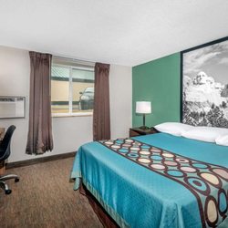 Super 8 by Wyndham Pierre SD - Guest room