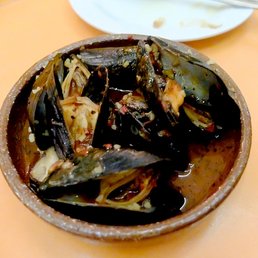 steamed mussels with turkish pepper paste and bulgur