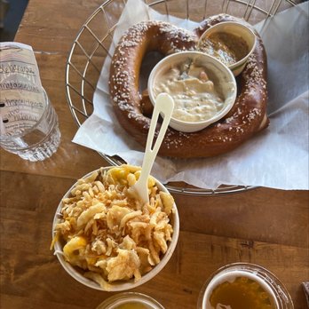 Founders Brewing - Mac and cheese & hot pretzel with a side of beer cheese dip - Breweries Near Me - Grand Rapids, Michigan