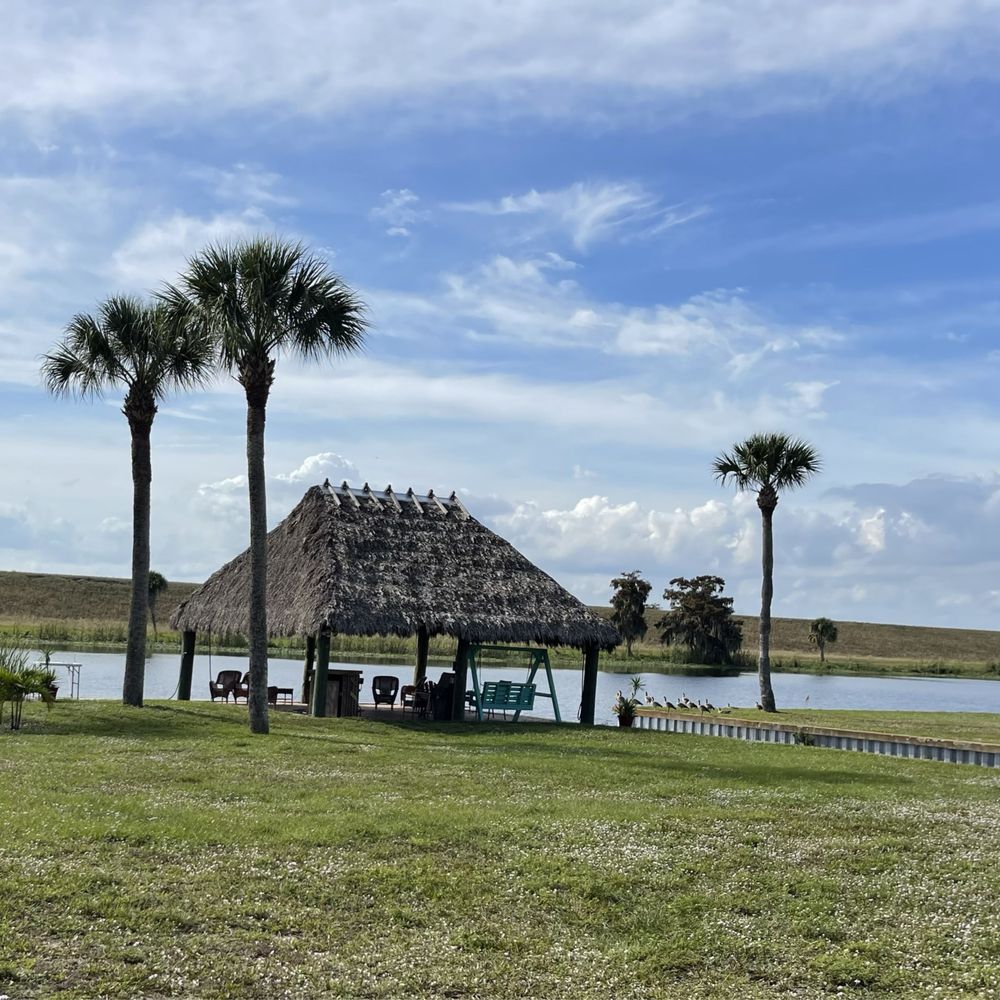 Water's Edge Motorcoach & RV Resort - Resorts Near Me - Okeechobee, Florida