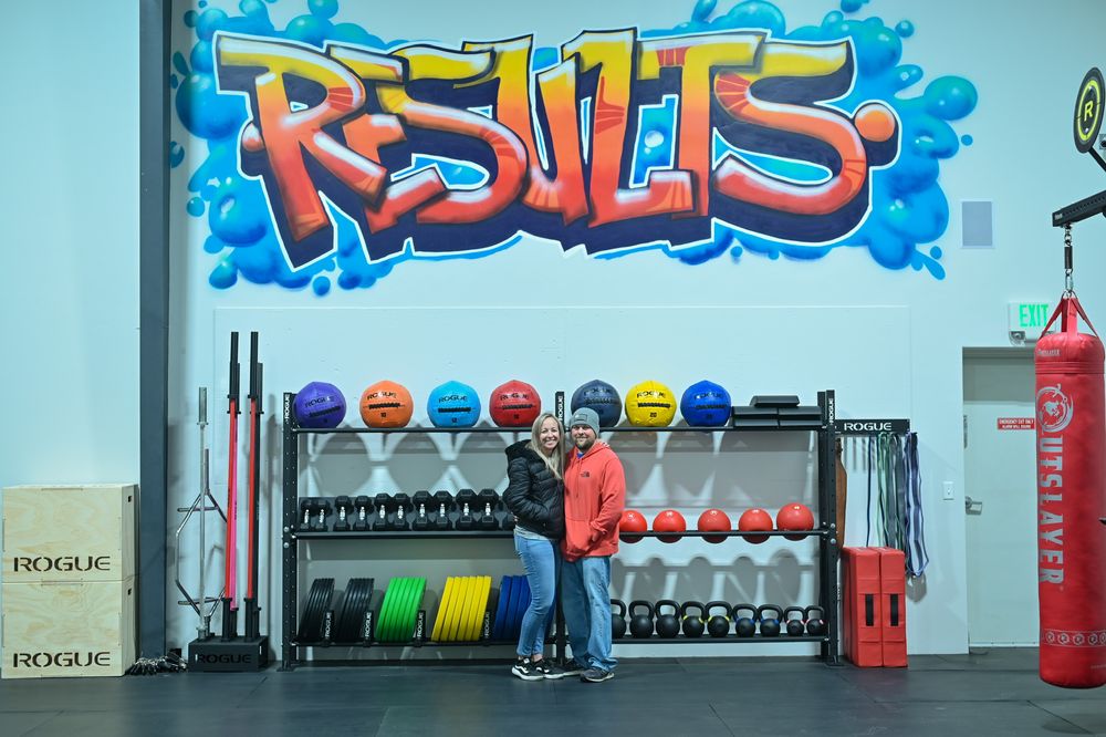 Results Gym & Fitness Logo