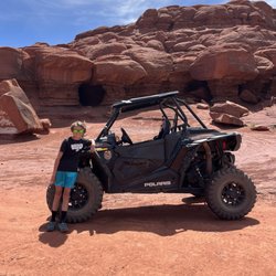Slickrock Off Road Rentals - Exploring the caves on Chicken Corners