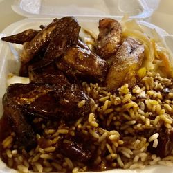 Island Spice Caribbean & American Restaurant - Lunch Jerk Wing Special: Fried Plantain, Red Bean and Rice ,cabbage and 4 Jerk chicken wings