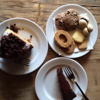 Certo - Torta al cioccolato Delizia e torta alla pasta di mandorle e biscottini misti - Cafeteria Near Me - Monza, Manitoba Certo - Torta al cioccolato Delizia e torta alla pasta di mandorle e biscottini misti - Cafeteria Near Me - Monza, Manitoba