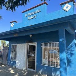 El Manantial Bakery - Outside of the bakery