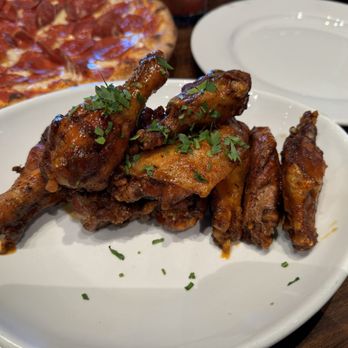 MoMo's - Chicken Wings (8 wings - one flavor available - Bbq/Buffalo) - New American Near Me - San Francisco, California