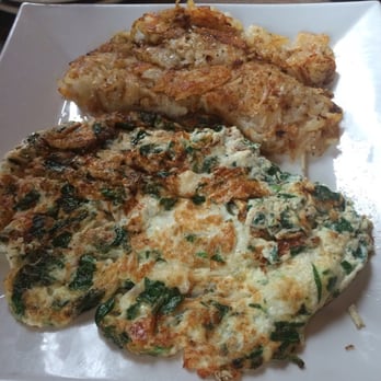 Raizes - Feta and spinach egg white omelet and hash browns - Portuguese Near Me - Brooklyn, New York