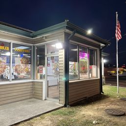 the outside of a restaurant at night