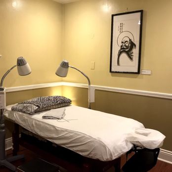 Gen Acupuncture - One of the rooms at Gen Acupuncture. They even have extra heat lamps, in case you're cold. - Acupuncture Near Me - Sunnyvale, California