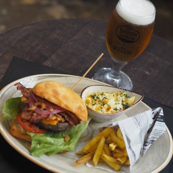 Capitan K10 - Great home made burgers and fresh Estrella Galica - Sports Bars Near Me - Barcelona, B