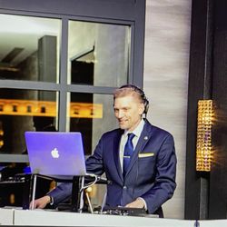 Synapse Entertainment - DJ Ivan at the controls