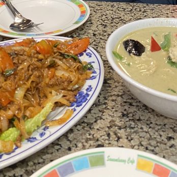 Sanamluang Cafe - Pad see ew (pad Thai noodles instead) and Green curry with chicken - Thai Near Me - North Hollywood, California Sanamluang Cafe - Pad see ew (pad Thai noodles instead) and Green curry with chicken - Thai Near Me - North Hollywood, California