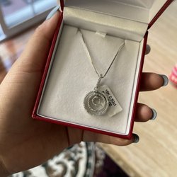 H & H Fine Jewelry - 18k white gold necklace and diamond pendant