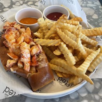 Lifted Restaurant - Lobster roll - New American Near Me - Boston, Massachusetts