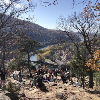 Maryland Heights Trail - Very crowded overlook cliff - Hiking Near Me - Harpers Ferry, West Virginia Maryland Heights Trail - Very crowded overlook cliff - Hiking Near Me - Harpers Ferry, West Virginia