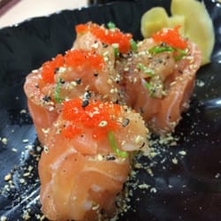 Restaurante Japonês Kyodai - Gunkan de salmão com tobiko e gergelim