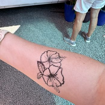 Henna Lounge - Hibiscus flowers - Henna Artists Near Me - Kihei, Hawaii Henna Lounge - Hibiscus flowers - Henna Artists Near Me - Kihei, Hawaii