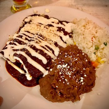 Flor de Jamaica - Chicken Enmolades!  Sweet dark chocolatey sauce. Everything wasn't even warm.  Hmmm.  Not a fan today. - Mexican Near Me - Ciudad López Mateos, GUA