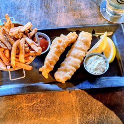 Saint-Sau - This is an aerial view of the fish and chips platter.