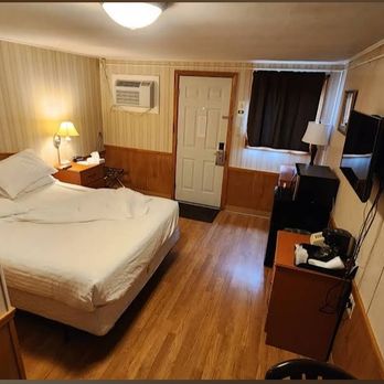 Hampton Motel - Our single Queen rooms offer a dorm size fridge/freezer, microwave, coffee maker, blackout curtains and flat screen TV. - Hotels Near Me - Hampton, Iowa