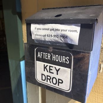 Big Bear Lake Front Lodge - The owners number who doesn't answer at night  during emergency situations like ours despite her posted message. - Hotels Near Me - Big Bear Lake, California