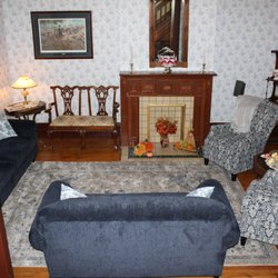 Victoria Inn - Relax in the cozy Salon at Victoria Inn