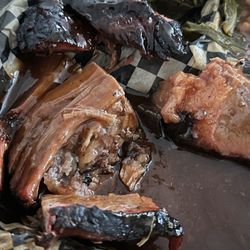 Smokin & Tippin BBQ - Nice bark on the brisket
