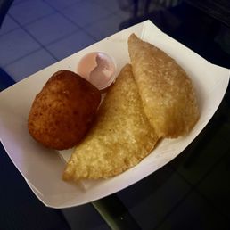 Bola de Yuca Y Queso / Empanada De Yuca Y Pollo