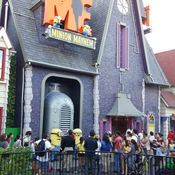 Despicable Me Minion Mayhem - Minions outside - Amusement Parks Near Me - Universal City, California