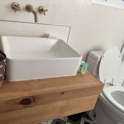 Ramona Valley Inn - Nice sink (but nowhere to lay a moist bar of soap)