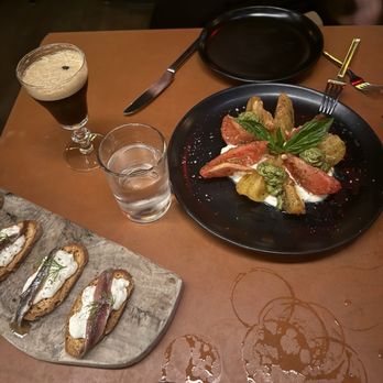 Il Brutto - Burrata crostini and heirloom tomatoes - Italian Near Me - Austin, Texas Il Brutto - Burrata crostini and heirloom tomatoes - Italian Near Me - Austin, Texas