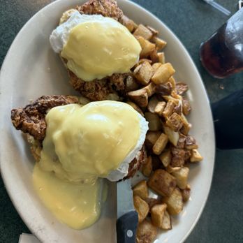 Metro Diner - Eggs Benedict with chicken - American Near Me - Tampa, Florida Metro Diner - Eggs Benedict with chicken - American Near Me - Tampa, Florida