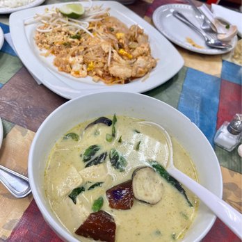 Rose's Kitchen - Green curry with soft tofu and pad Thai with chicken. - Thai Near Me - Manchaca, Texas Rose's Kitchen - Green curry with soft tofu and pad Thai with chicken. - Thai Near Me - Manchaca, Texas