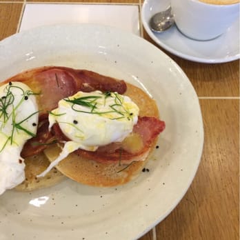 Coutume - Eggs benedicte on pancake with bacon - Coffee Roasteries Near Me - Paris, 75 Coutume - Eggs benedicte on pancake with bacon - Coffee Roasteries Near Me - Paris, 75