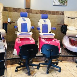 Tres Bien Nails Spa - Kid's pedi station