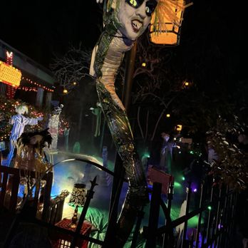 The Beetlejuice House - All the characters come to life. Lots of attention to detail @ the fantastically Halloween themed The Beetlejuice House in Burbank - Holiday Decorations Near Me - Burbank, California The Beetlejuice House - All the characters come to life. Lots of attention to detail @ the fantastically Halloween themed The Beetlejuice House in Burbank - Holiday Decorations Near Me - Burbank, California