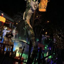 The Beetlejuice House - All the characters come to life. Lots of attention to detail @ the fantastically Halloween themed The Beetlejuice House in Burbank