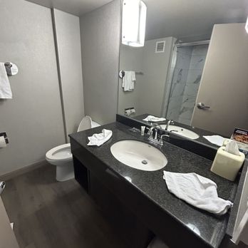 Niagara Falls Marriott on the Falls - Bathroomb - Hotels Near Me - Niagara Falls, Ontario Niagara Falls Marriott on the Falls - Bathroomb - Hotels Near Me - Niagara Falls, Ontario