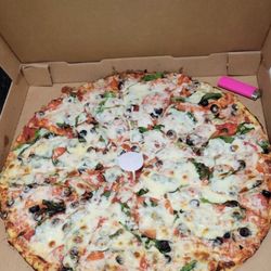 Cascade Pizza - Large Spinach, Tomato, Olive, & Mushroom Pizza