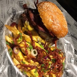 The Laundry Garage - Cheese Burger doble con papas Laundry