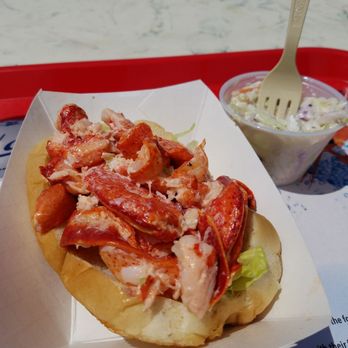 Bob Lobster - Classic lobster roll - Seafood Near Me - Newbury, Massachusetts
