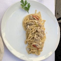 L'Unico - Linguine with anchovies (my wife's favorite pasta dish from our week in Italy). Deliciously fishy.