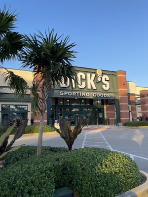 DICK'S Sporting Goods by null