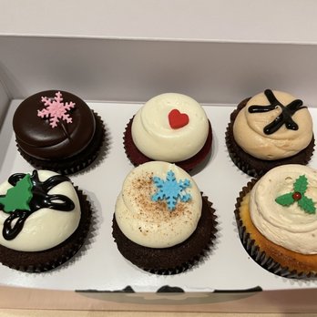 Georgetown Cupcake - Top Row: Chocolate 2, Red Velvet, Peanut Butter Fudge Bottom Row: Holiday Lava Fudge, Chocolate Egg Nog, Christmas Butterscotch Cheesecake - Cupcakes Near Me - Washington, DC, District of Columbia
