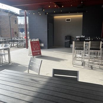 Bunz Burgerz - Outside dining. I'm from Michigan so 40 to me isn't too cold and I enjoyed my meal outside. - Burgers Near Me - Louisville, Kentucky