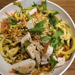 Zucchini spicy peanut saute with grilled chicken - zoodles Zucchini spicy peanut saute with grilled chicken - zoodles