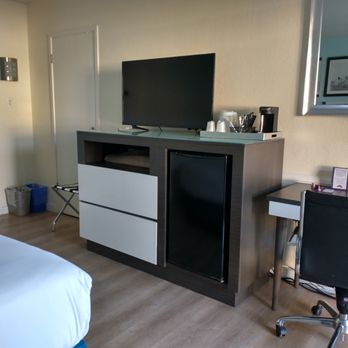 Kings Inn San Diego - Fridge & coffee & nice desk area - San Diego, CA