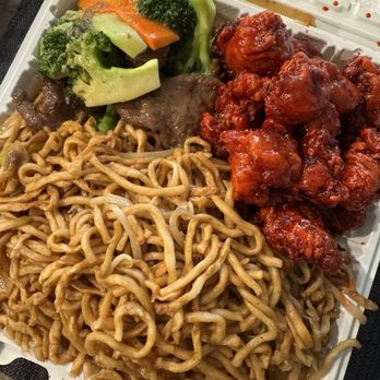 Wok & Grill - Chow mein with orange chicken and broccoli beef - Chinese Near Me - Fresno, California Wok & Grill - Chow mein with orange chicken and broccoli beef - Chinese Near Me - Fresno, California