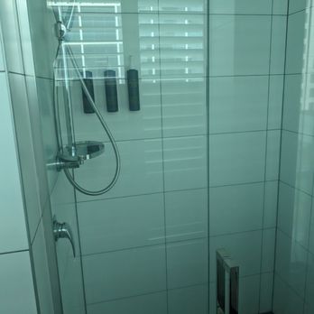 Four Points by Sheraton Auckland - Shower - Hotels Near Me - Auckland, AUK
